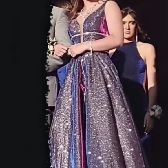 Irredecent Prom Dress! - Picture 4 of 8